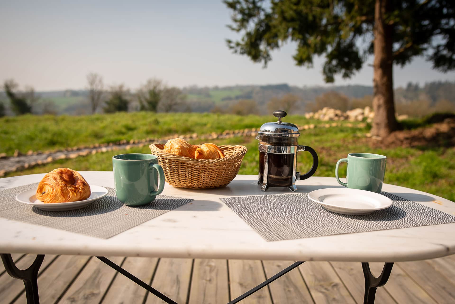 Petit déjeuner en terrasse à l'Écrin de Saint Léo