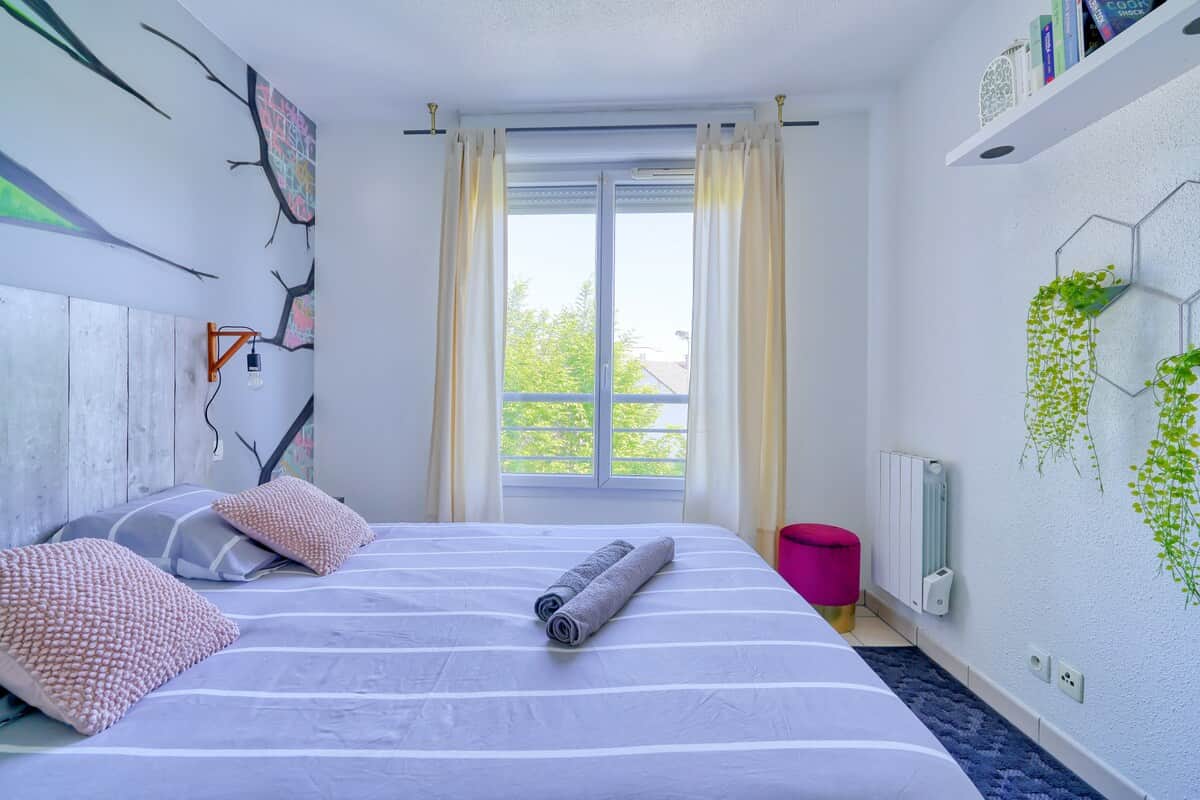 Chambre lumineuse avec étagère audio technologie Bluetooth, que vous  pourrez connecter à votre émetteur audio.