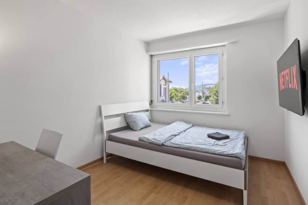 Your private room with a comfy bed, Netflix TV and plenty of daylight – the perfect place to unwind. Your private room with a comfy bed, Netflix TV and plenty of daylight – the perfect place to unwind.