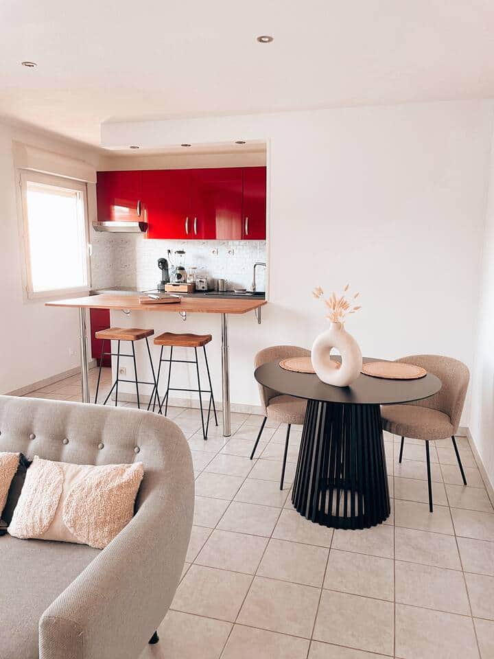 Cuisine entièrement équipée et ouverte sur l’espace de vie, lumineuse et conviviale, pensée pour un séjour confortable.