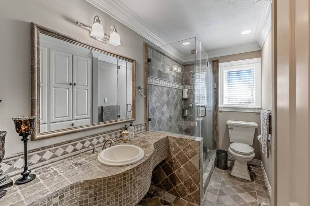 Main House 2nd Bathroom