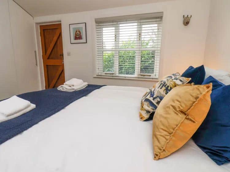 King size bedroom with terrace access