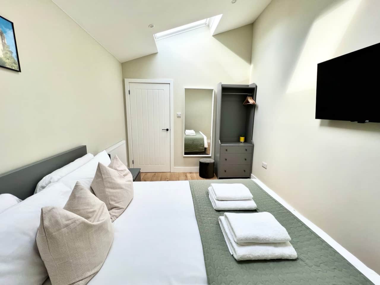 Bedroom with Kingsize Bed and Smart TV