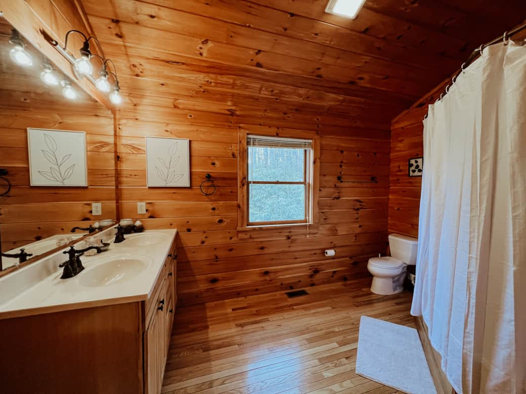 Master Bath w Jaccuzi Tub - Upstairs
