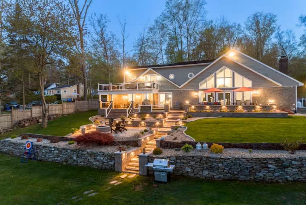 Ya sea que desee lujo, comodidad acogedora o diversión familiar, esta increíble casa lo tiene todo.