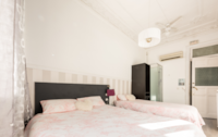 6. Agradable cuarto con cama doble y single, baño y TV