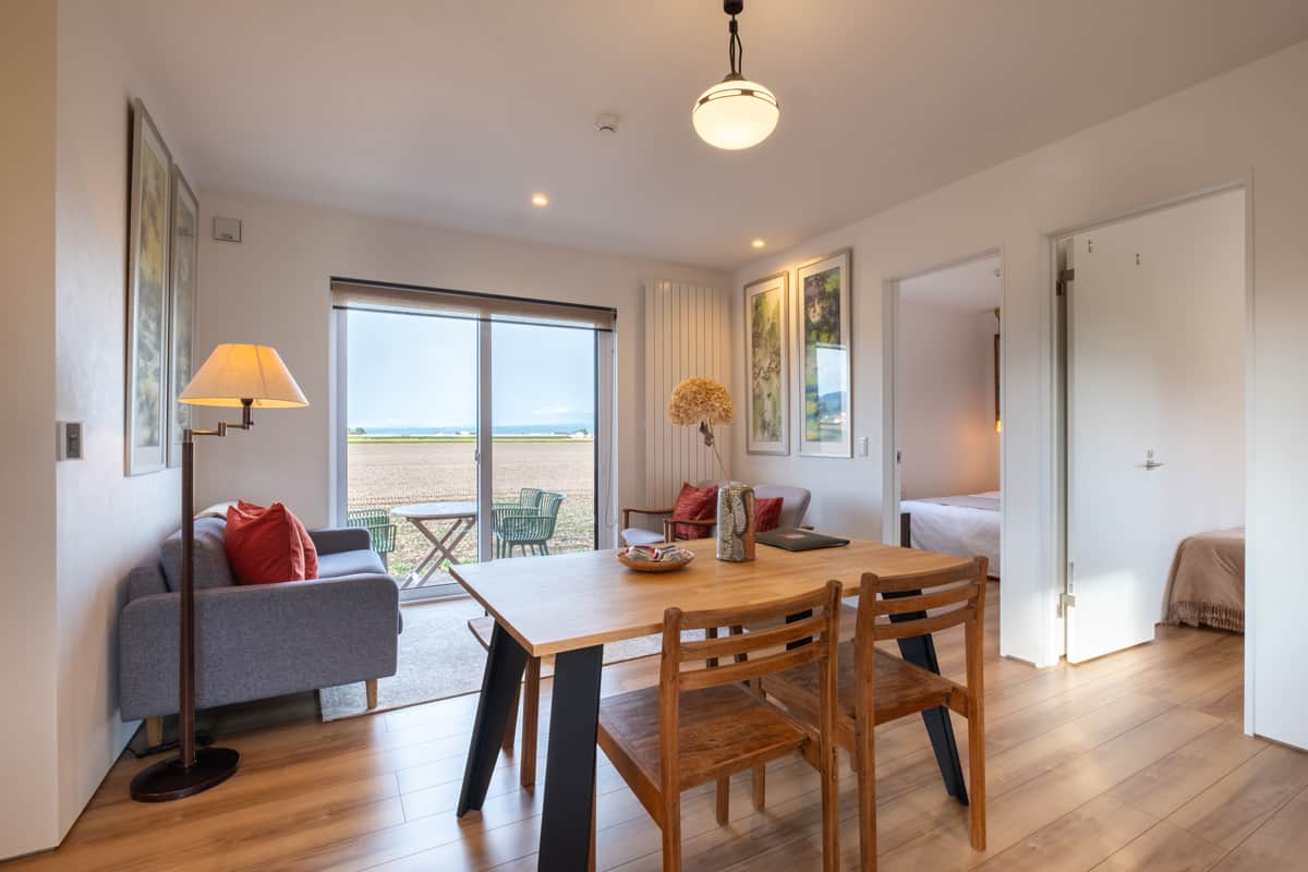 茜Akane 2-bedroom suite dining and living is spacious so you can enjoy a countryside stay in Furano