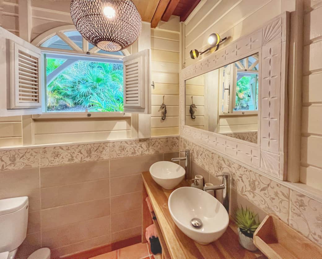 Bathroom 2 - Ground floor. Shower, toilet, 2 sinks, hairdryer, mirror, towels.