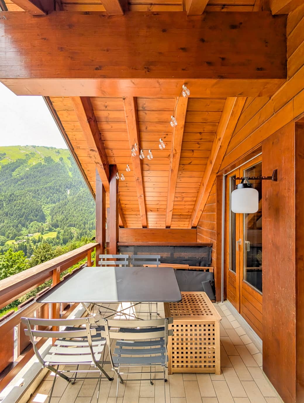 Balcon avec vue sur la montagne et coin détente