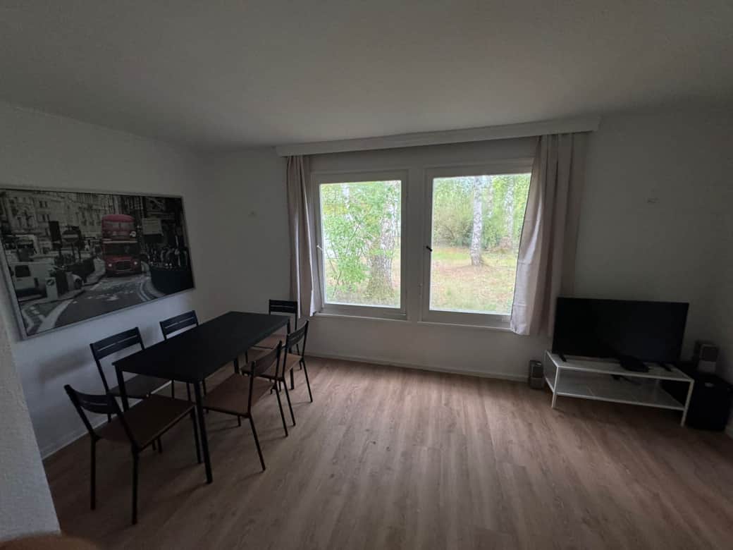 Wohnzimmer mit Netflix TV und Essecke