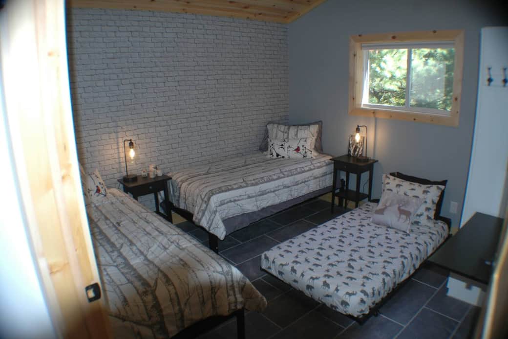 Guest bedroom in a triple twin bed configuration