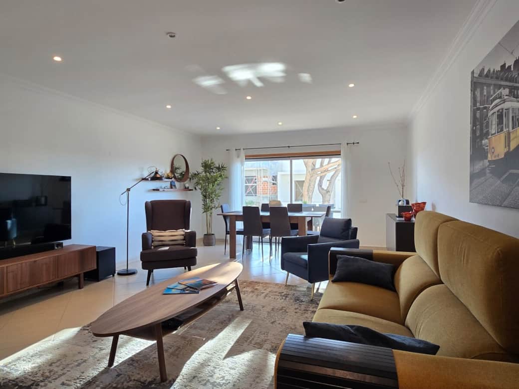 Bright open-plan living and dining area with comfortable seating for the whole group—perfect for relaxing after a day at Praia da Falésia.