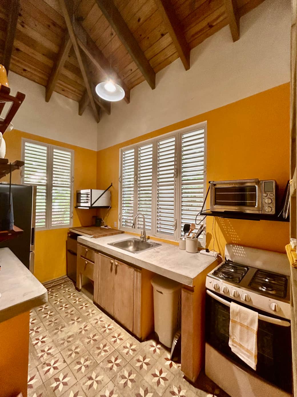 Kitchen with Oven Kitchen with Oven