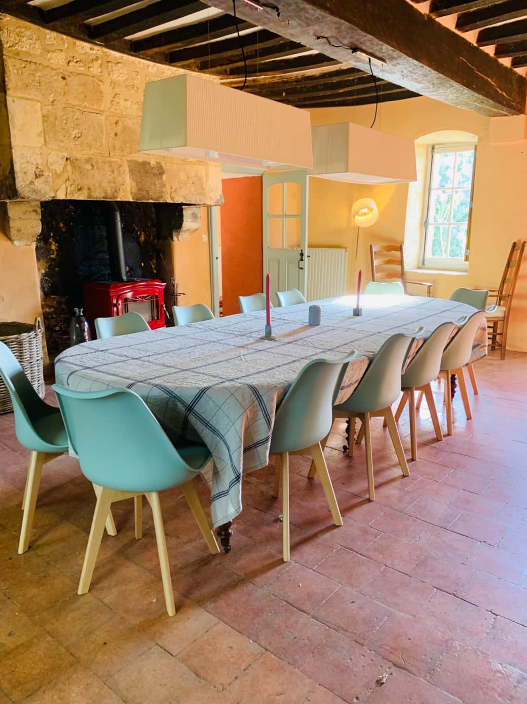 Salle à manger avec sa cheminée