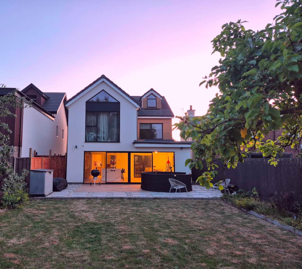 Cosy Modern 5 Bedroom house set in the Buckinghamshire countryside. Large garden with Patio and BBQ