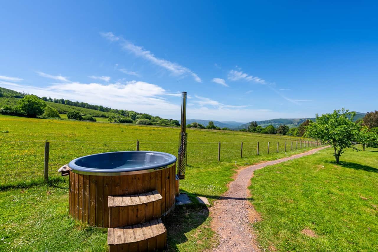 Private hut tub with outstanding views