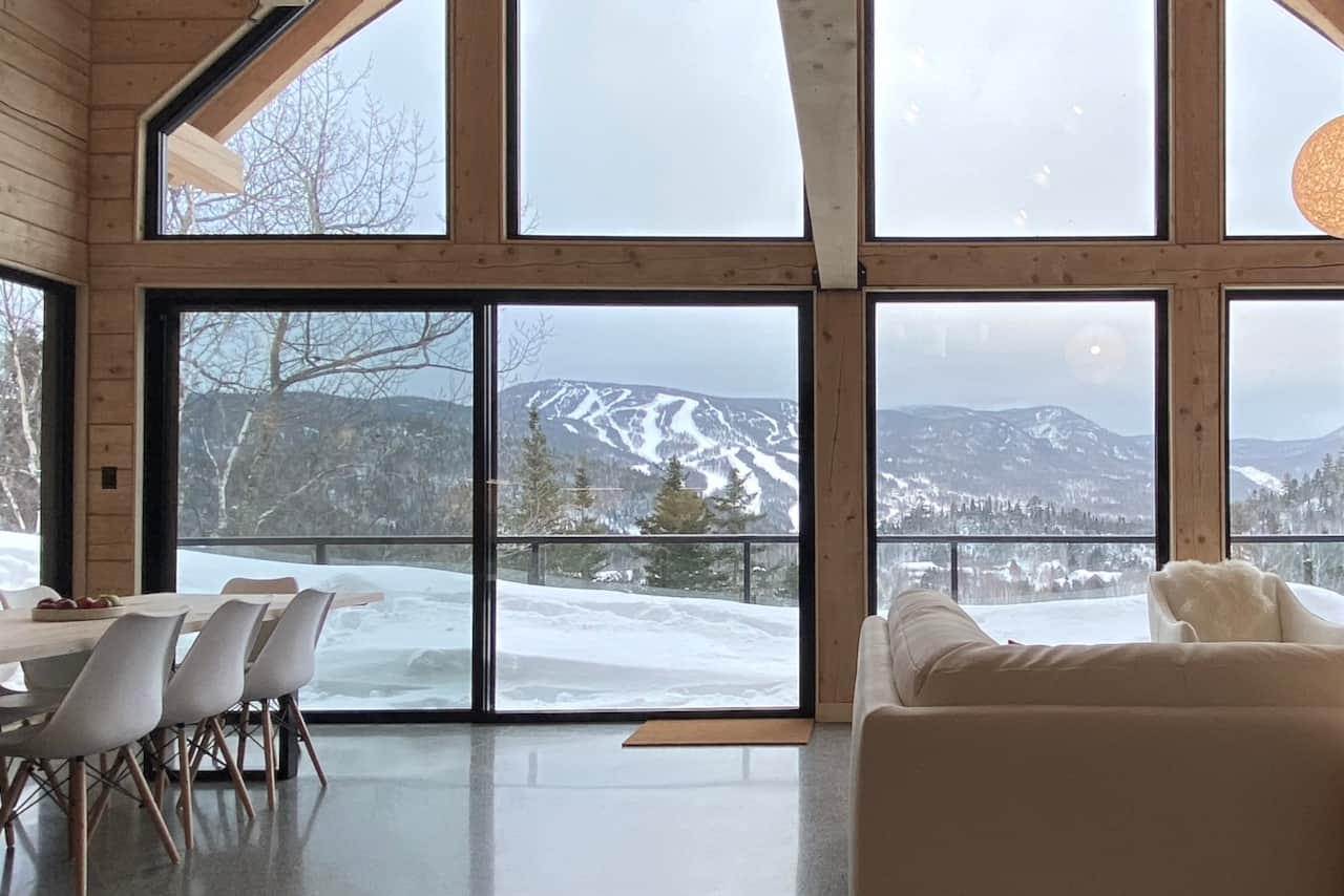 Vue spectaculaire sur le Mont Edouard. Salon et salle à manger à aire ouverte. Planchers chauffants