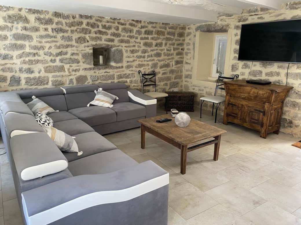 Grand salon du gîte, espace home cinéma idéal pour familles près de Rocamadour Grand salon du gîte, espace home cinéma idéal pour familles près de Rocamadour