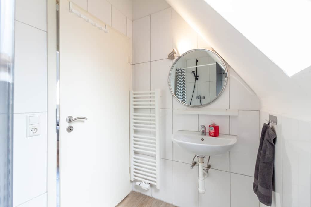 Das Badezimmer im OG mit Dusche Das Badezimmer im OG mit Dusche