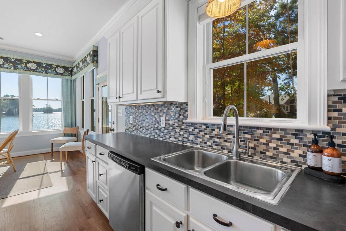Kitchen & Dining
