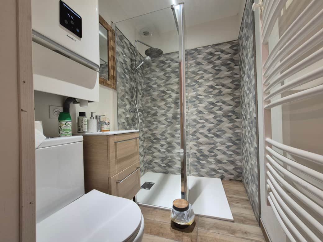 Salle de douche propre et moderne Salle de douche propre et moderne