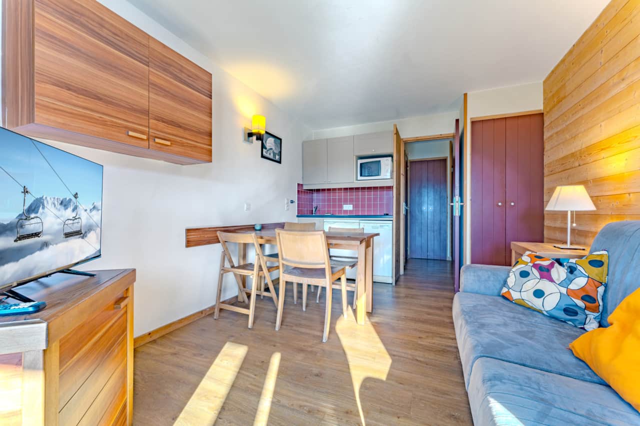 Séjour avec télévision, table et kitchenette — Machu Mountains, Val Thorens