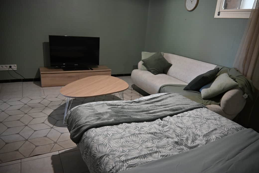 séjour cosy et naturelle aménageable en chambre doté de rideaux occultants pour plus d'intimité