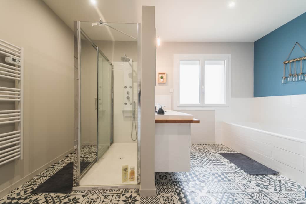 Salle de bain avec grande douche et baignoire