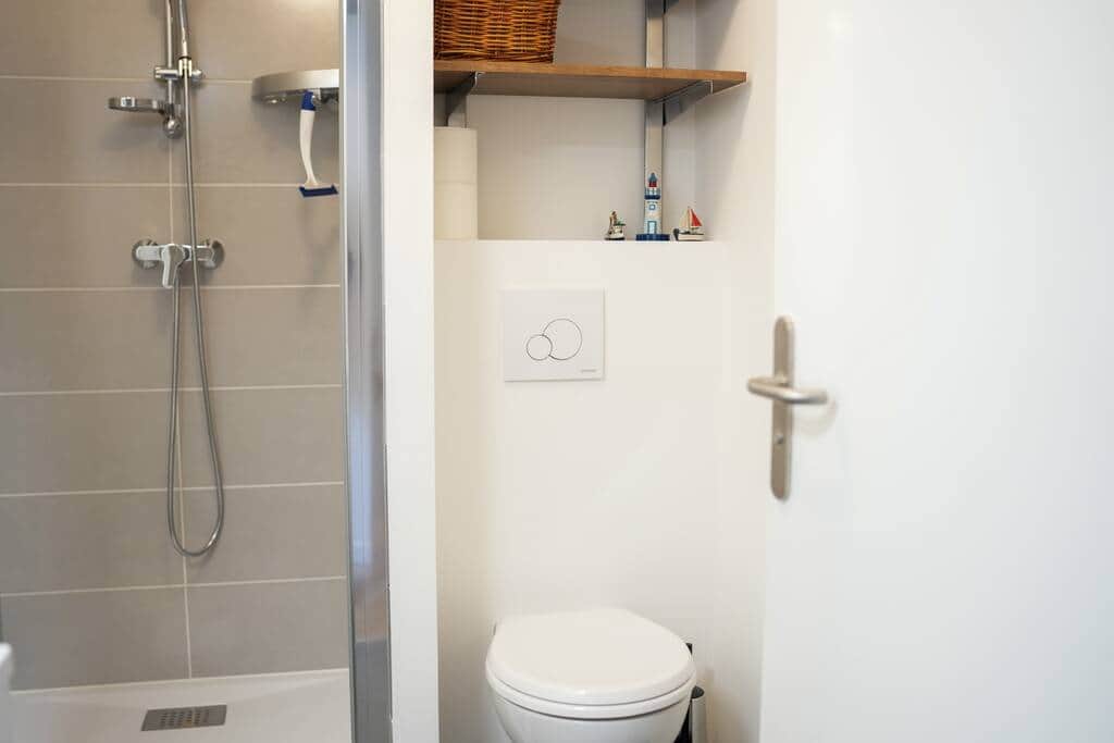 Salle de bain (douche), avec 1 vasque et 1 WC.