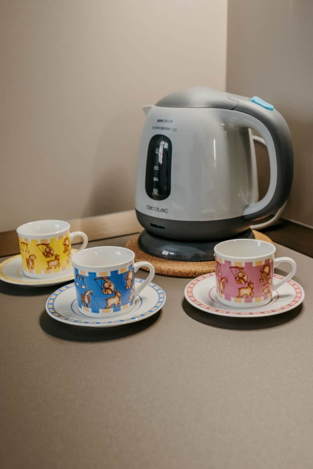 Tazzine da caffè e bollitore