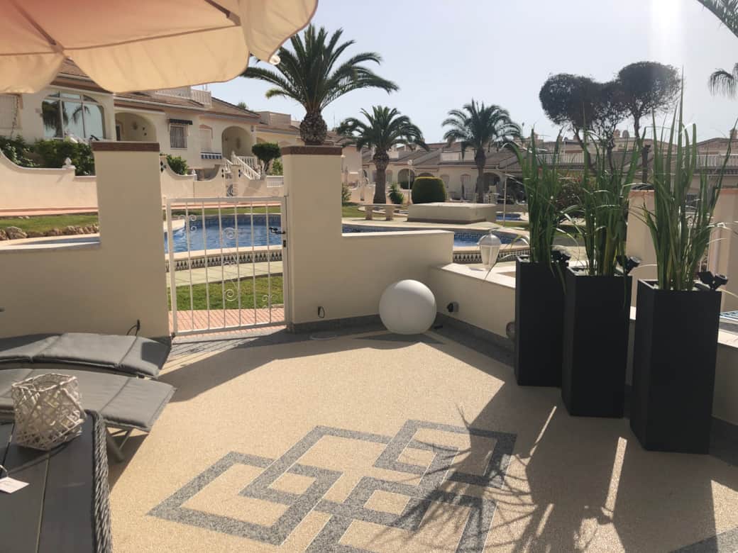 Terrasse mit Kinderpool