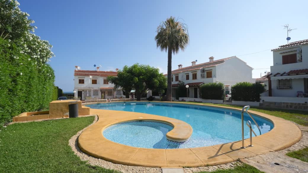 Gemeinschaftsgarten mit Pool