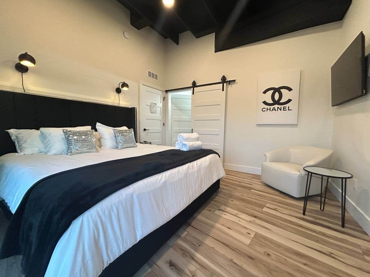 Very comfortable King bedded room with a Luxe Vibe!  The Ensuite Bathroom and TV make it a plush little escape for some downtime!