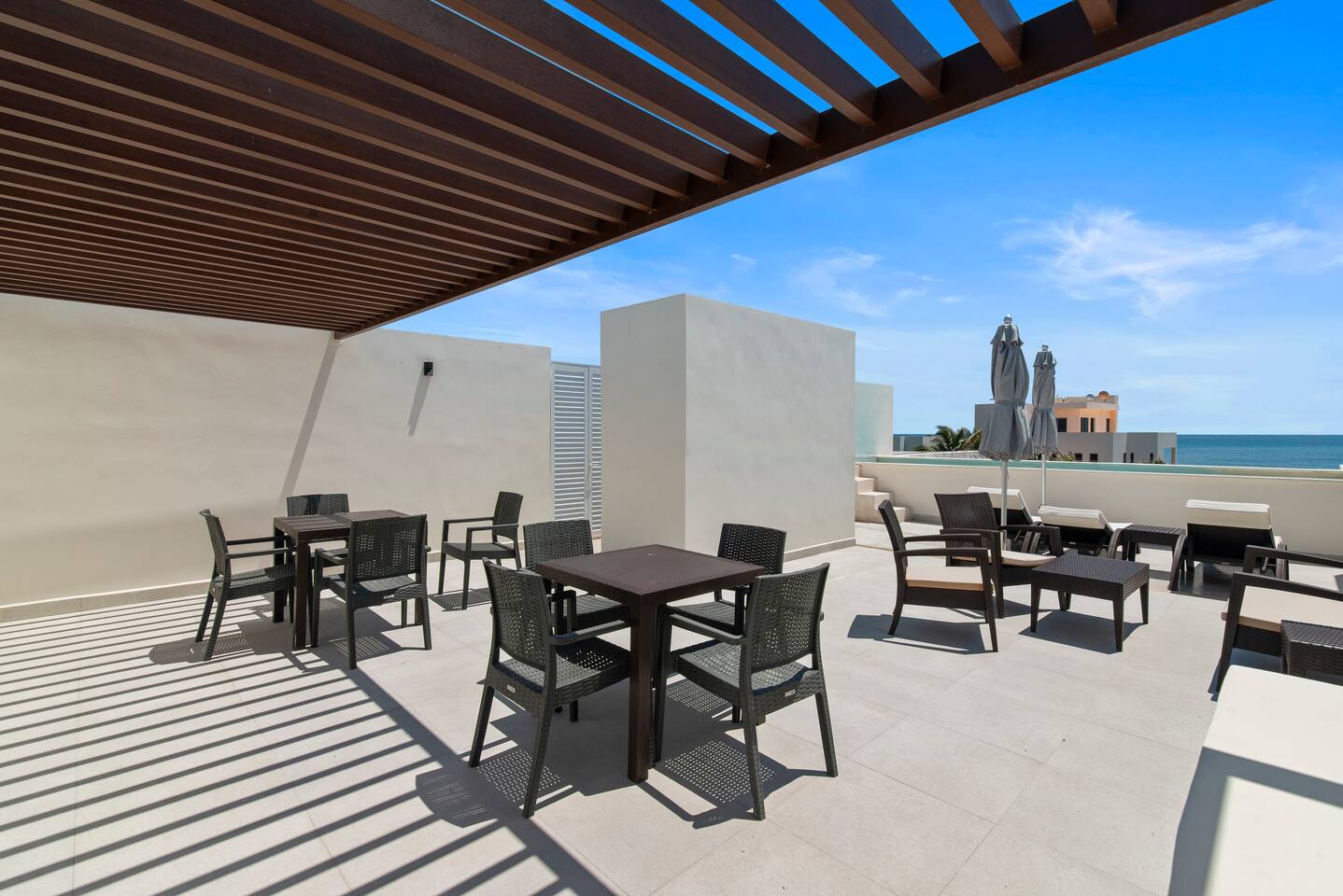 Disfrute de una cena o bebidas en nuestros elegantes muebles de exterior en una de las 7 piscinas en la azotea, con increíbles vistas al océano y cómodas instalaciones de baño para que nunca tenga que abandonar el paraíso.