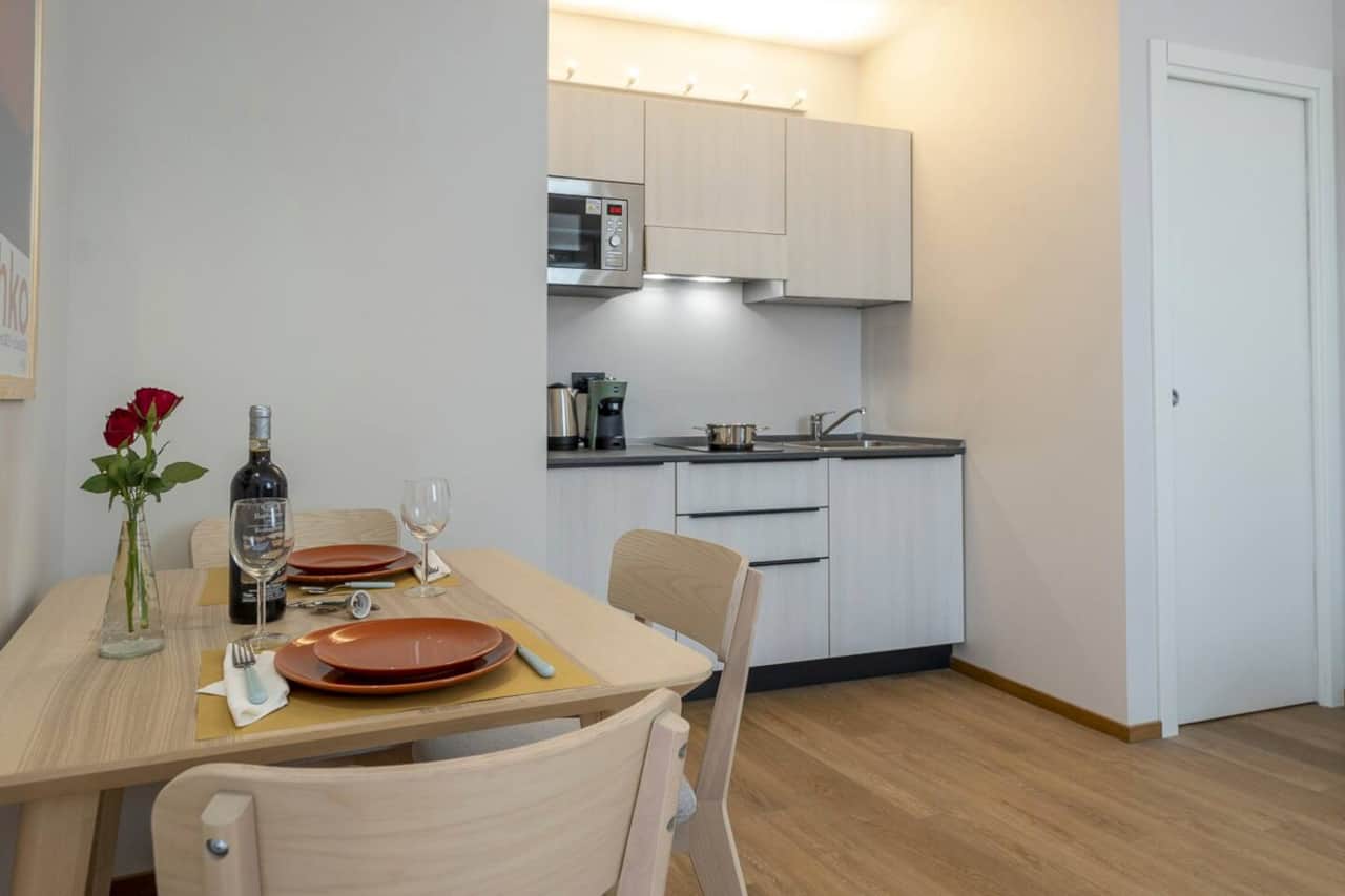 Cucina completa e funzionale presente nel soggiorno, con tavolo e sedie