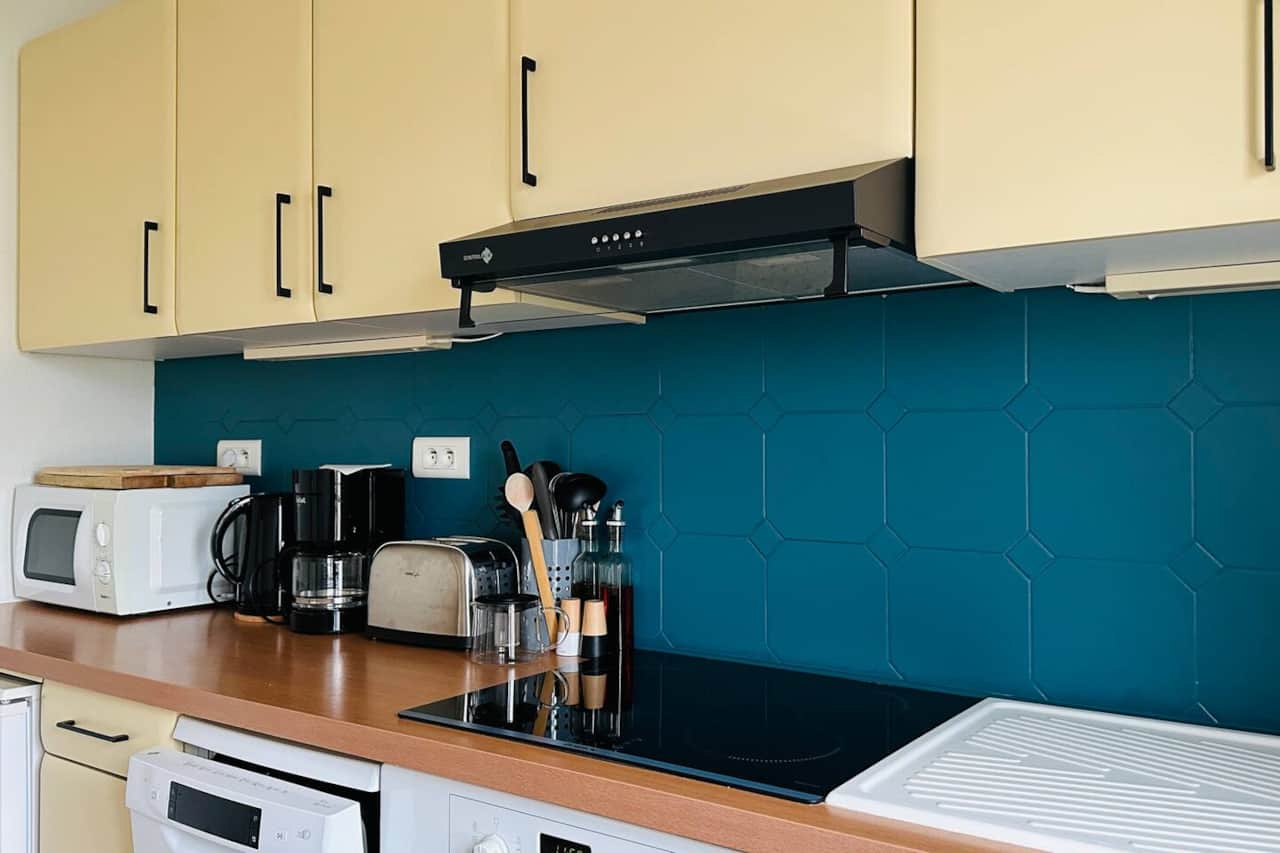 Cuisine équipée : bouilloire, cafetière filtre, micro ondes, four, hotte, plaque de cuisson, grille pain