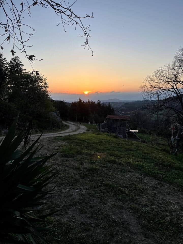 Profitez de la magnifique vue depuis la terrasse ! Actuellement en finalisation, elle promet d'être votre espace préféré pour se détendre. Photos du résultat très bientôt !