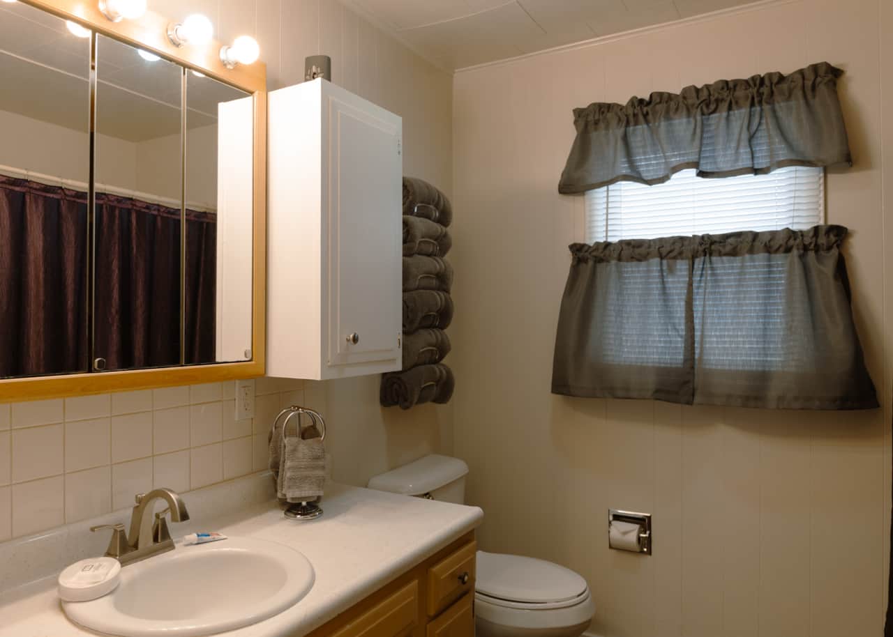 West Lodge Bathroom1