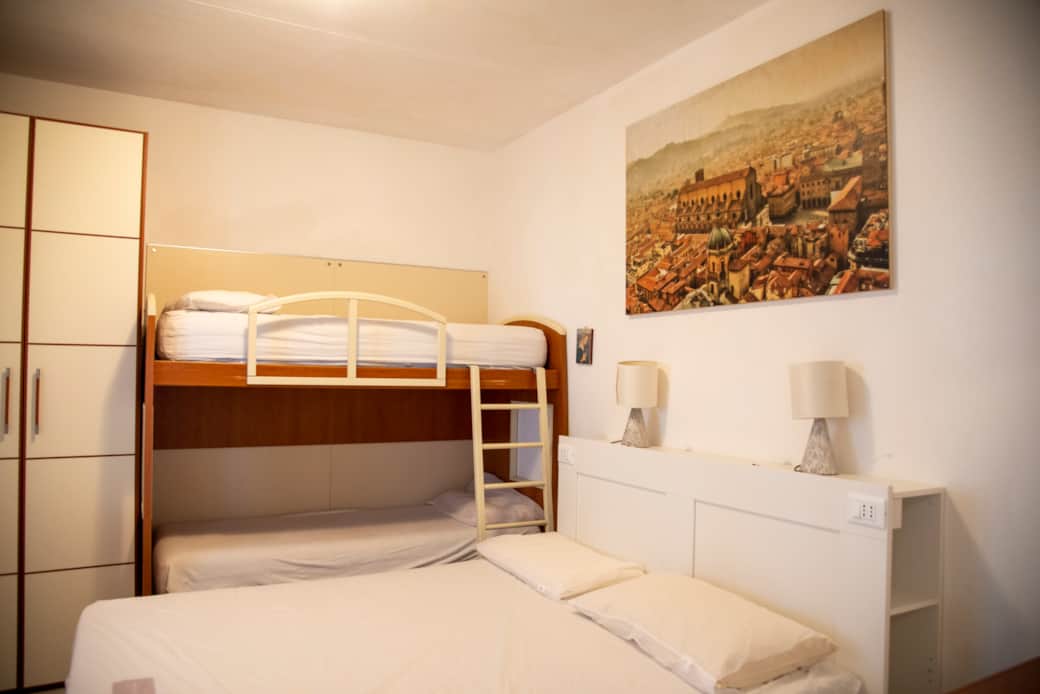 Camera matrimoniale + letto a castello