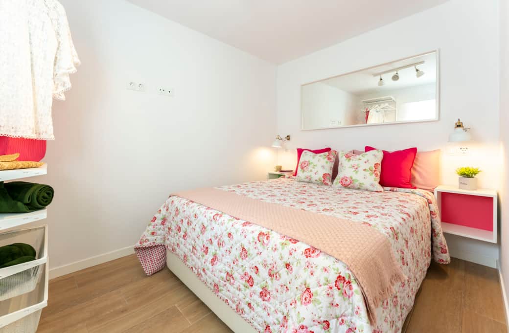 Espacioso dormitorio con cama doble Espacioso dormitorio con cama doble