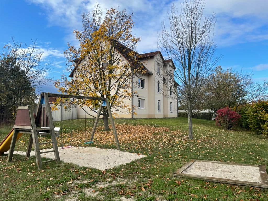 Spielplatz direkt neben dem Haus. 