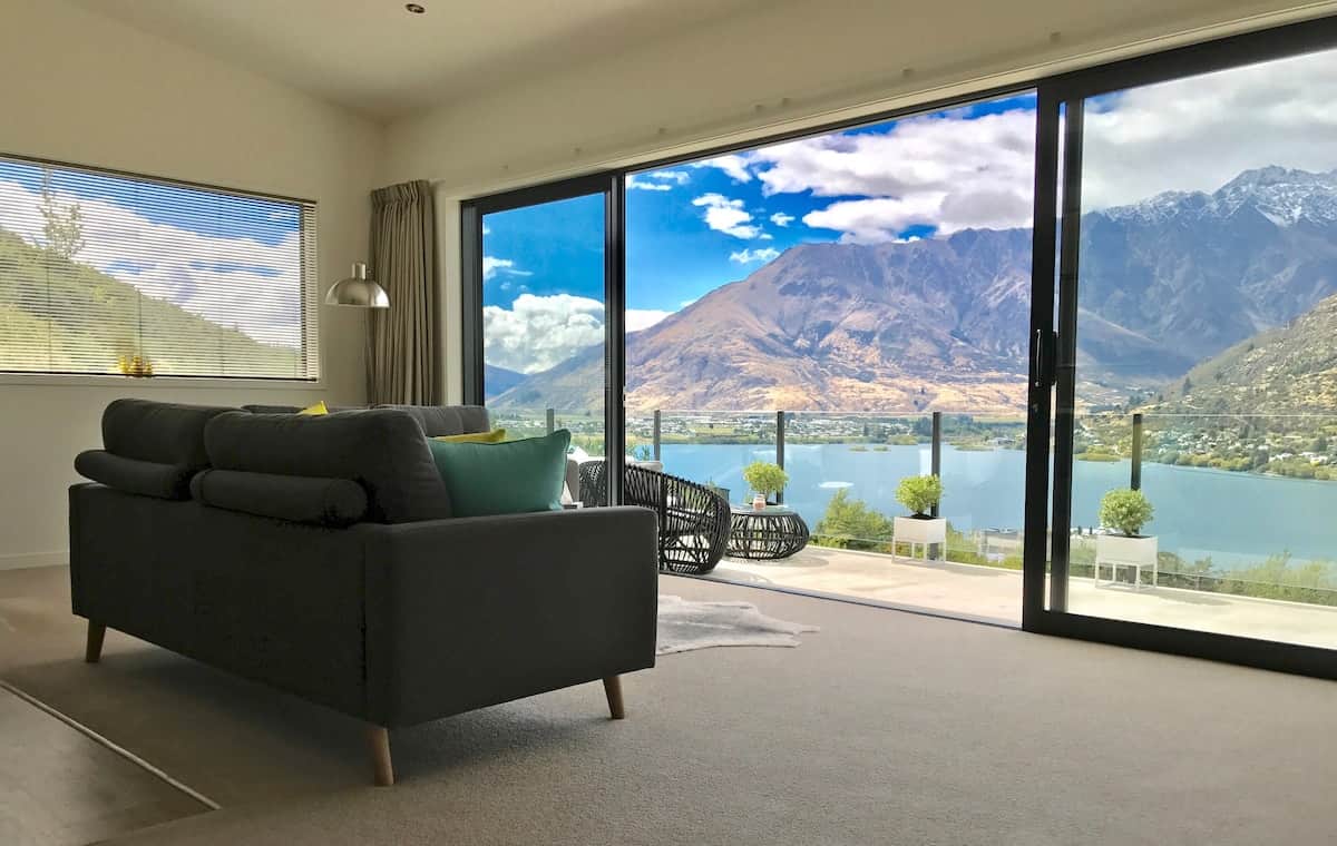 Lounge & views of the Remarkables & Lake Wakatipu