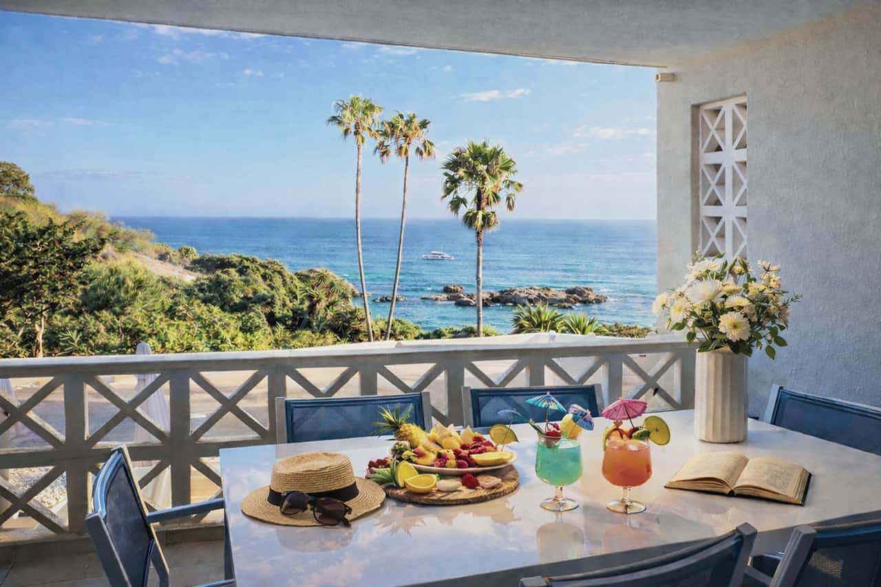 Sea-view balcony with dining table