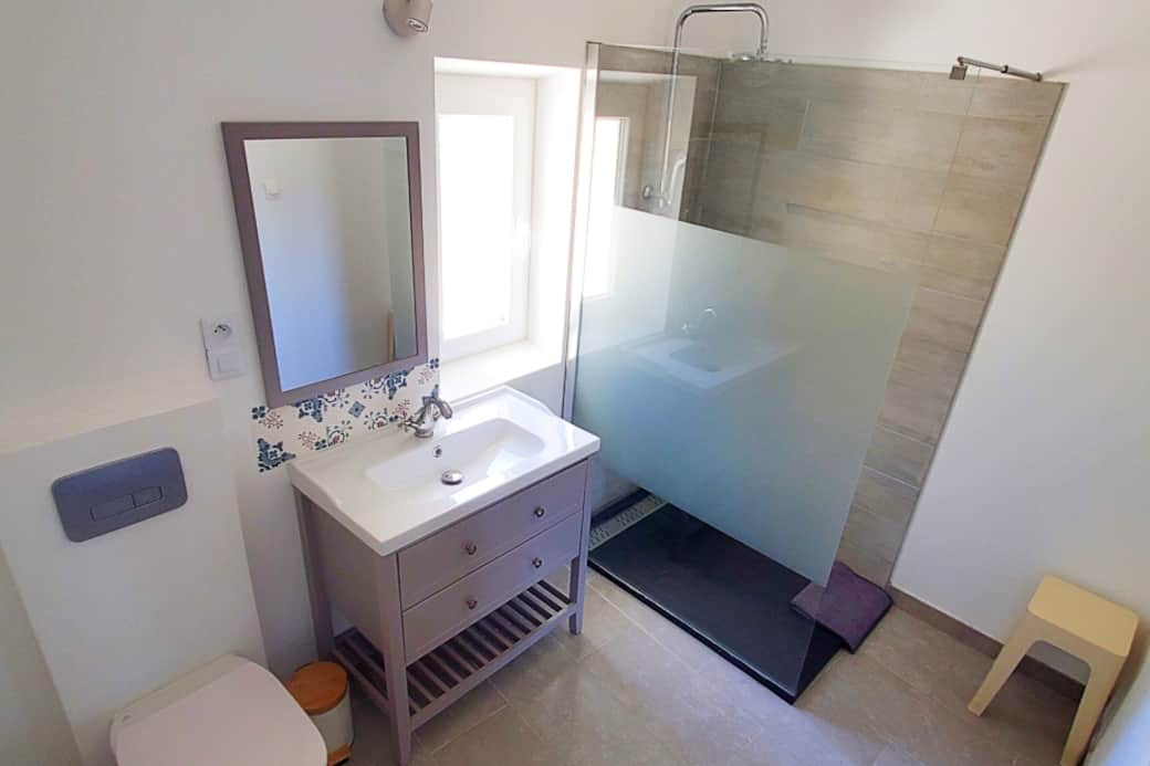Salle de bain bien équipée avec douche à l'italienne