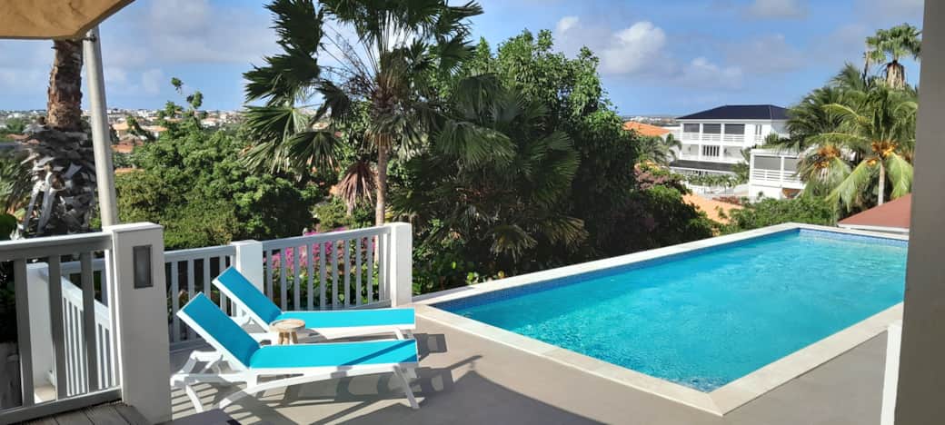 Fresh and spacious — the renovated swimming pool as the centerpiece of outdoor living