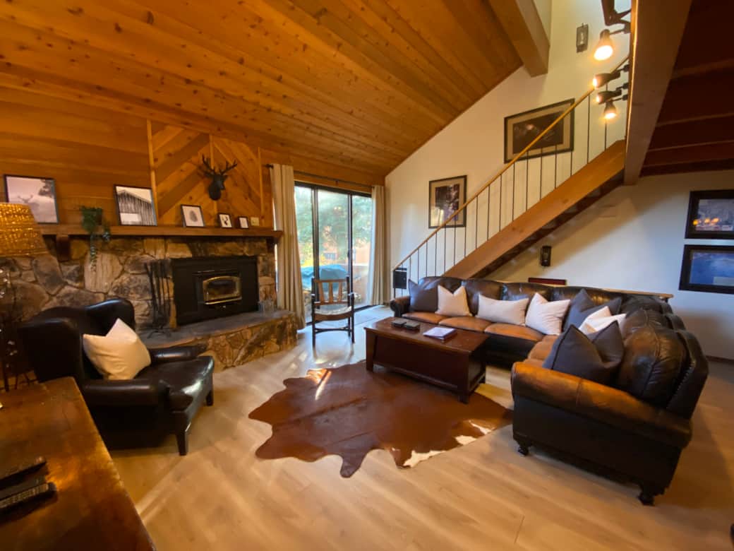 Living room (2nd floor)