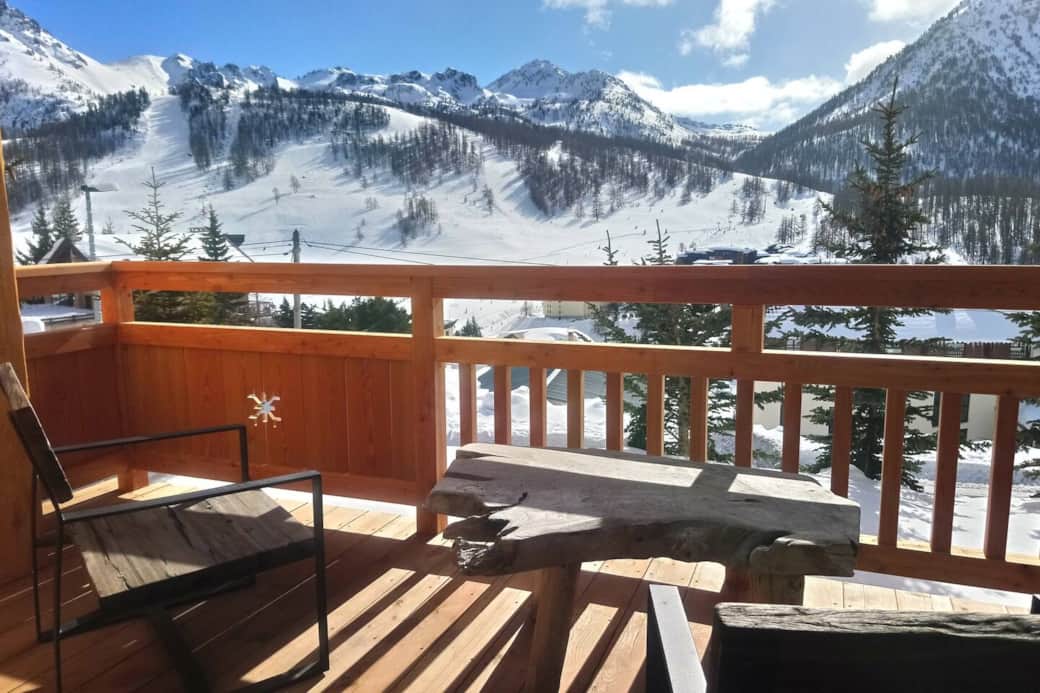 La terrasse au niveau du salon, pour prendre le café et un croissant le matin avant le ski. La terrasse au niveau du salon, pour prendre le café et un croissant le matin avant le ski.