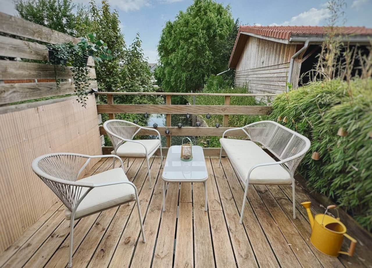 Terrasse suspendue au dessus des canaux