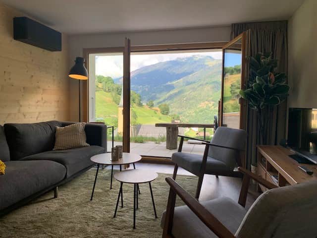 Gemütliches Wohnzimmer mit direktem Zugang zur Terrasse