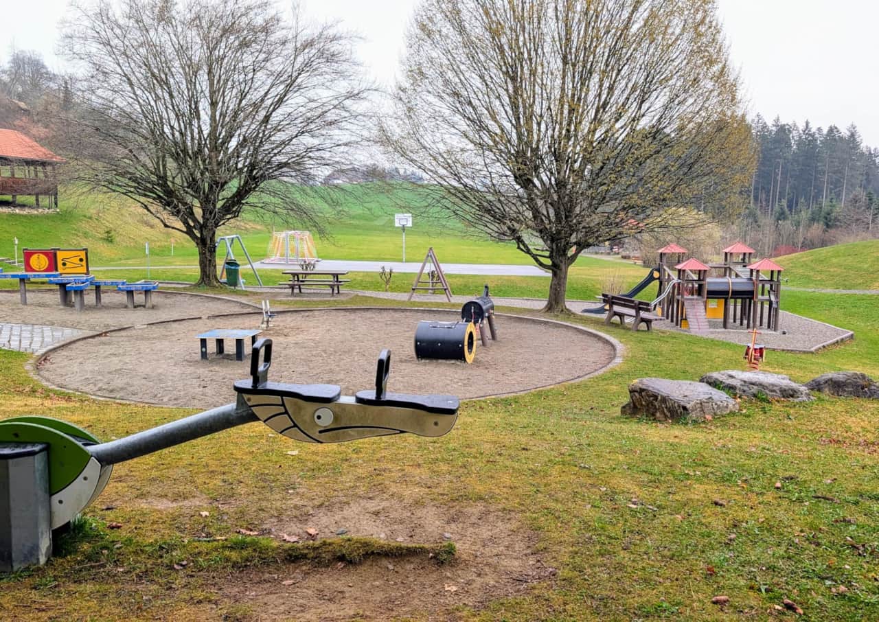 Spielplatz nur wenige Meter von der Ferienwohnung entfernt